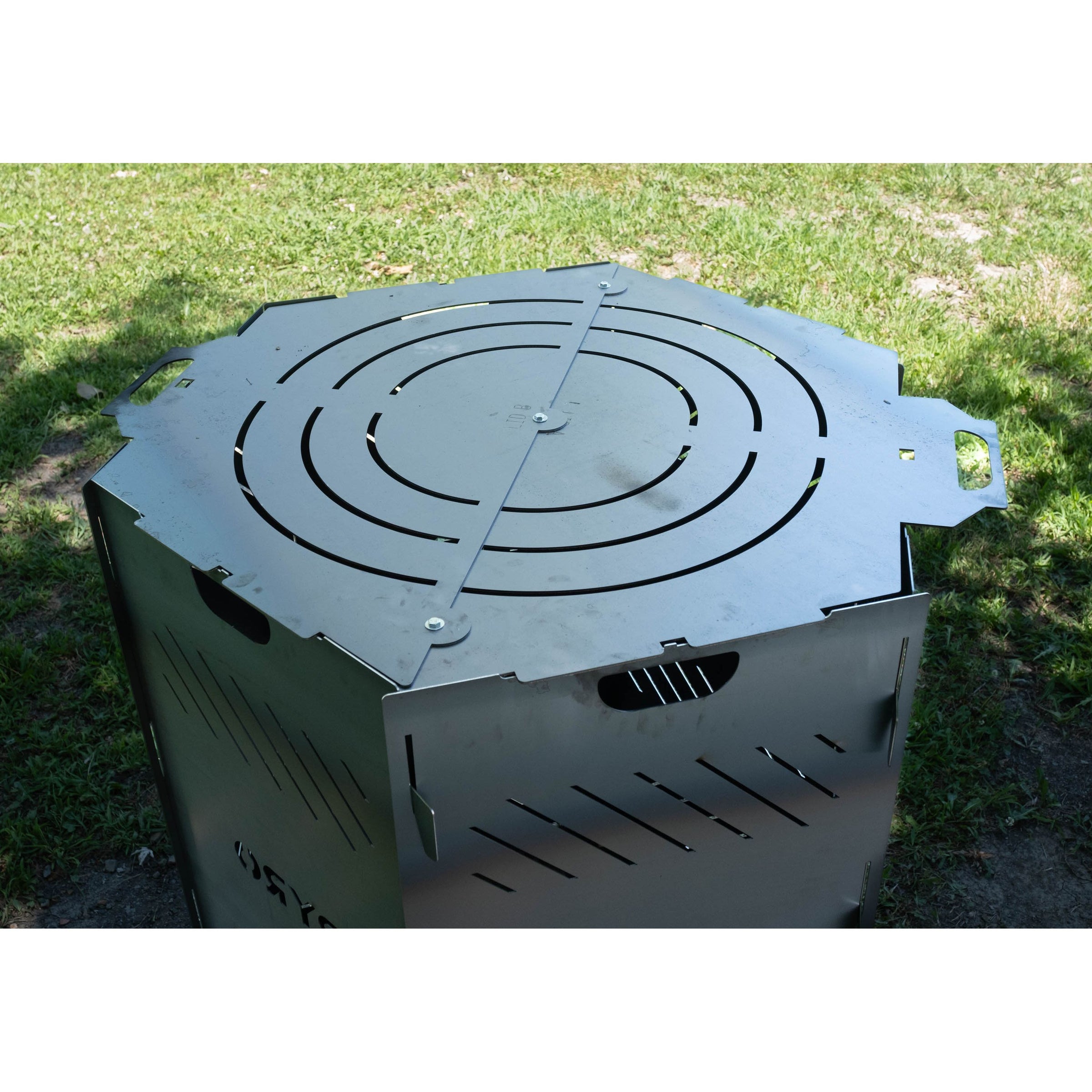 Pyro Cage XXL with the hexagonal debris lid fitted on top